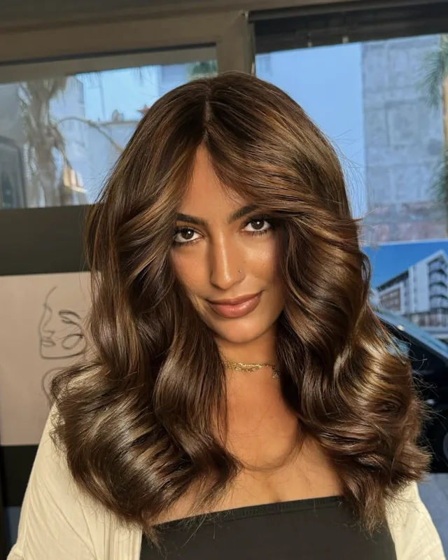 Balayage caramel et brushing bouclé réalisés chez Casa de Chicas