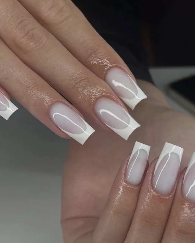 French manucure sur ongles longs, gros plan sur la main