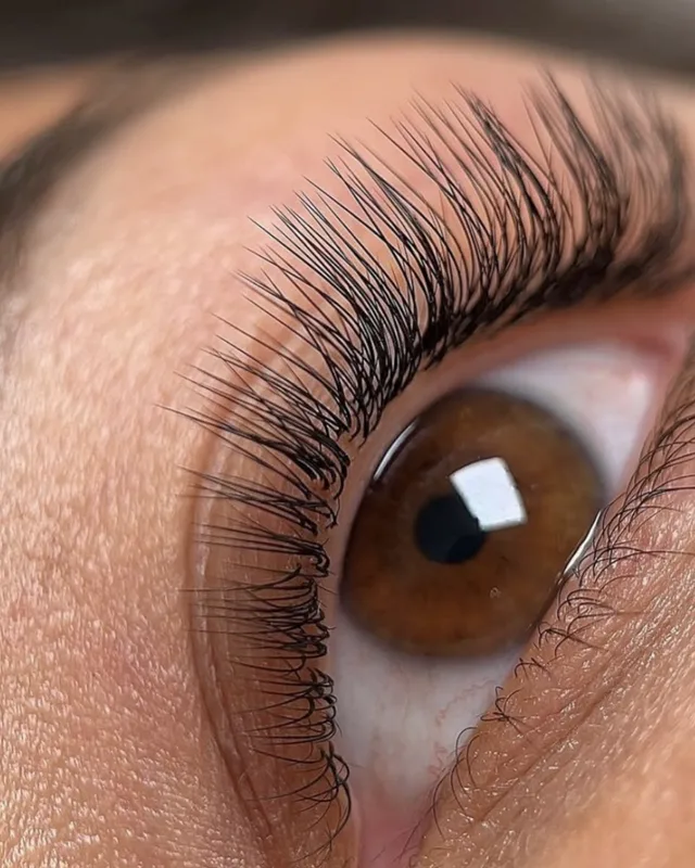 Extension de cils, gros plan sur un regard